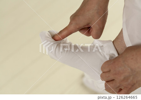 和服、着物を着る手順　足袋を履く こはぜを止める 126264665