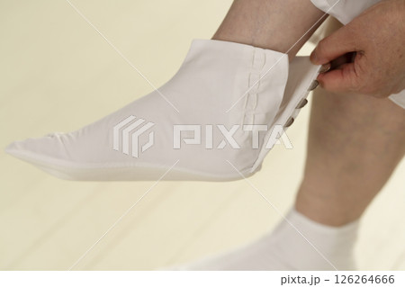 和服、着物を着る手順　足袋を履く こはぜを止める 126264666