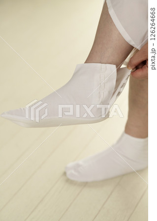 和服、着物を着る手順　足袋を履く こはぜを止める 126264668