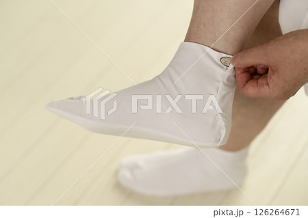 和服、着物を着る手順　足袋を履く こはぜを止める 126264671