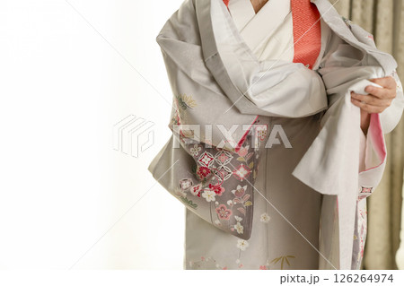 和服、着物を着る手順　着物を着る 126264974