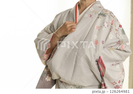 和服、着物を着る手順　着物を着る 126264981