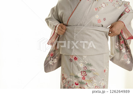 和服、着物を着る手順　着物を着る 126264989