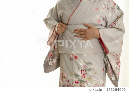 和服、着物を着る手順　着物を着る 126264991