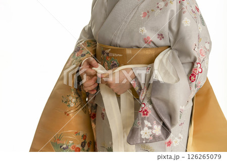 和服、着物を着る手順　帯を締める 126265079