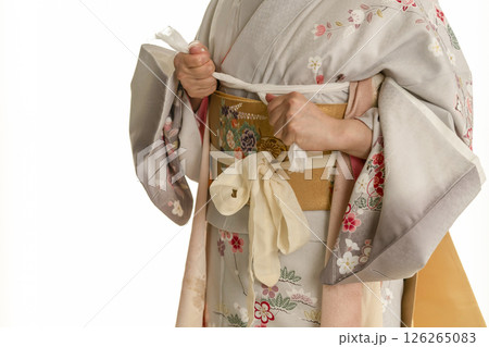 和服、着物を着る手順　帯を締める 126265083
