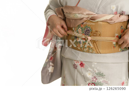 和服、着物を着る手順　帯を締める 126265090