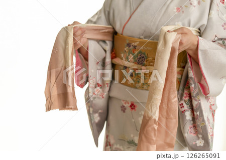 和服、着物を着る手順　帯を締める 126265091