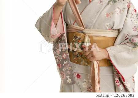 和服、着物を着る手順　帯を締める 126265092
