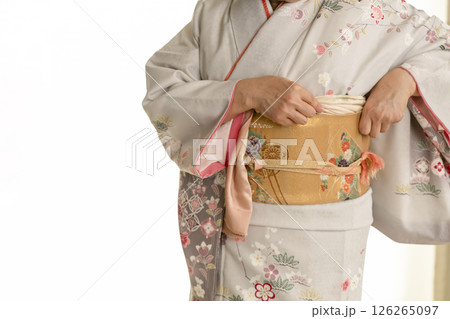 和服、着物を着る手順　帯を締める 126265097