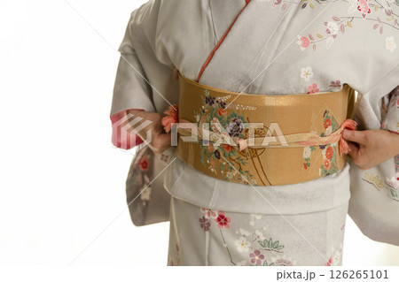 和服、着物を着る手順　帯を締める 126265101