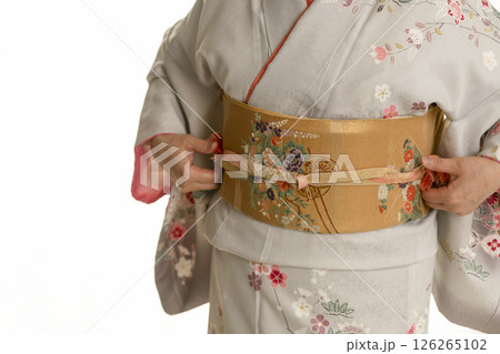 和服、着物を着る手順　帯を締める 126265102