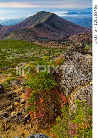 紅葉の安達太良山山頂から見る和尚山 126265465