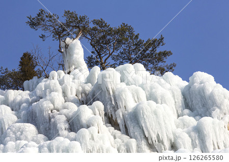 Iceberg's icicles frozen white 126265580