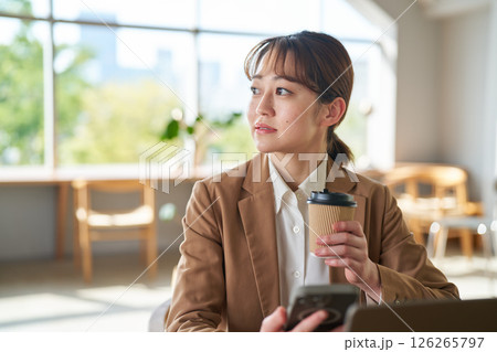 仕事中、遠くを見つめる女性 仕事中、遠くを見つめる女性 126265797