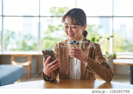 スマートフォンを見る女性 126265798