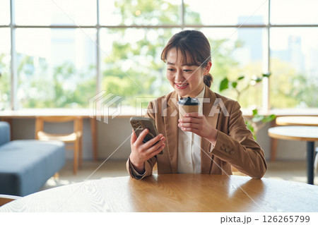 スマートフォンを見る女性 126265799
