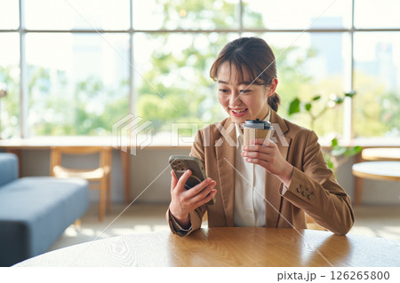 スマートフォンを見る女性 126265800