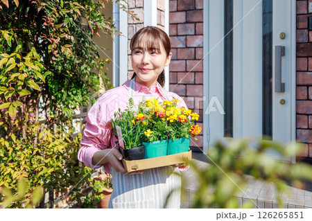 花を植える女性 ガーデニング 花を植える女性 ガーデニング 126265851