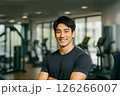 スポーツジムで微笑むイケメン 細マッチョの日本人男性の実写風イラスト 126266007