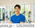 スポーツジムで微笑むイケメン 細マッチョの日本人男性の実写風イラスト 126266008