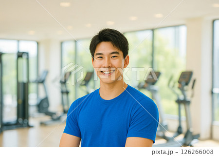 スポーツジムで微笑むイケメン 細マッチョの日本人男性の実写風イラスト 126266008