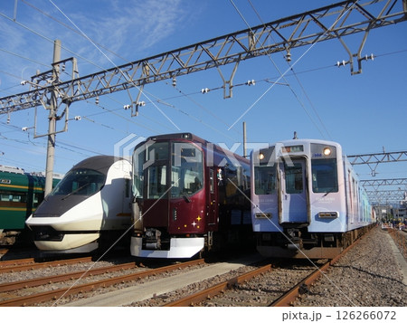 車両基地に並ぶ近鉄電車 126266072