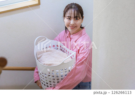 洗濯かごを持つ若い女性 洗濯かごを持つ若い女性 126266113