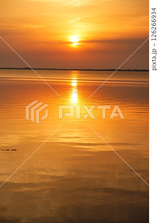 島根県松江市の春の中海からの日の出 島根県松江市の春の中海からの日の出 126266934