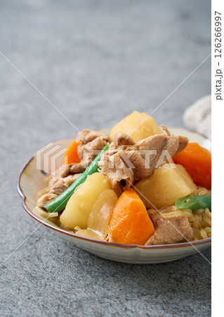 豚肉の肉じゃが|日本の家庭料理の定番 豚肉の肉じゃが|日本の家庭料理の定番 126266997