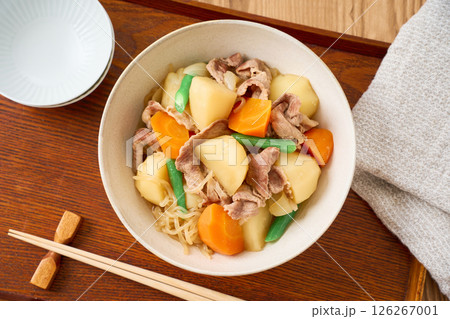 豚肉の肉じゃが|日本の家庭料理の定番 豚肉の肉じゃが|日本の家庭料理の定番 126267001