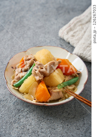 豚肉の肉じゃが|日本の家庭料理の定番 豚肉の肉じゃが|日本の家庭料理の定番 126267033