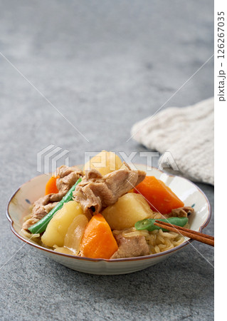 豚肉の肉じゃが|日本の家庭料理の定番 豚肉の肉じゃが|日本の家庭料理の定番 126267035
