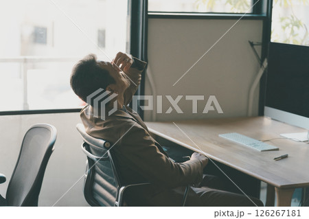 パソコン作業による目の疲れ 126267181