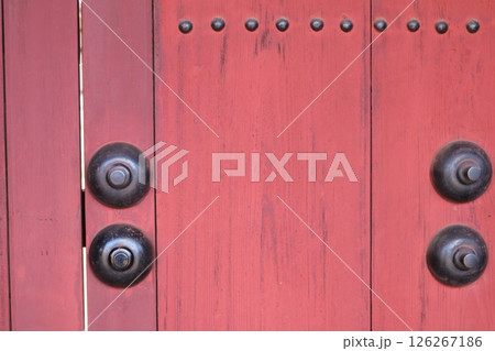 お寺の門扉 126267186