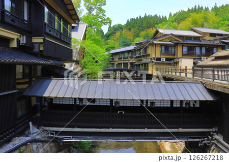 新緑の黒川温泉・温泉街（熊本県南小国町） 126267218