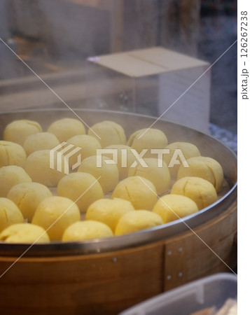 中国の屋台　沢山の饅頭（マントウ） 126267238