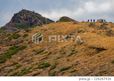 秋の安達太良山山頂と登山者 126267416