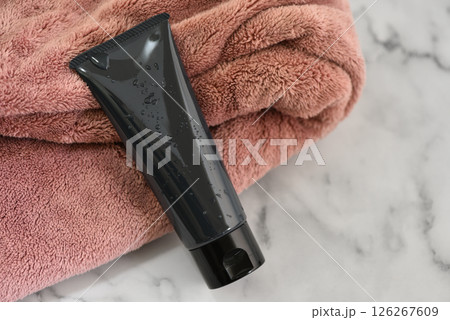 タオルとチューブタイプのコスメ容器 126267609