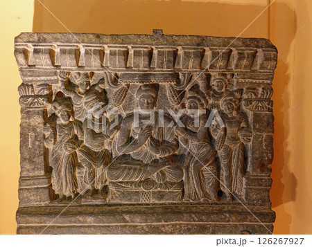 ガンダーラの要衝パキスタンのペシャワール博物館に展示される仏伝レリーフ 126267927