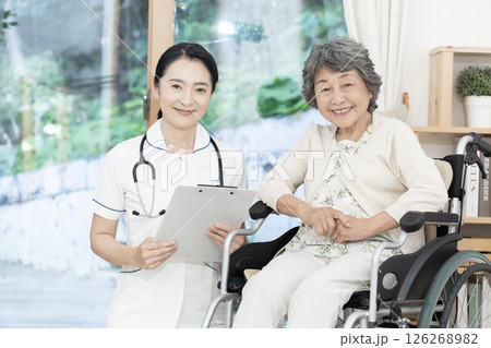 女性看護師　訪問看護　在宅医療 126268982