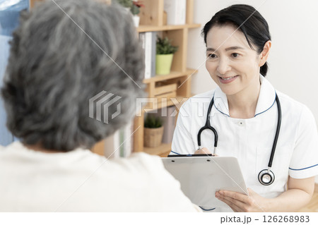 女性看護師　訪問看護　在宅医療 126268983