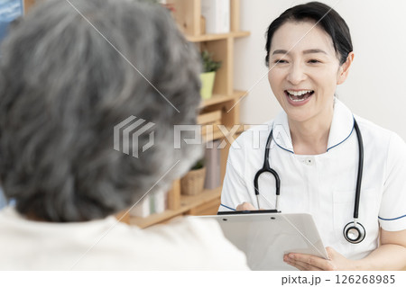 女性看護師 訪問看護 在宅医療 女性看護師 訪問看護 在宅医療 126268985