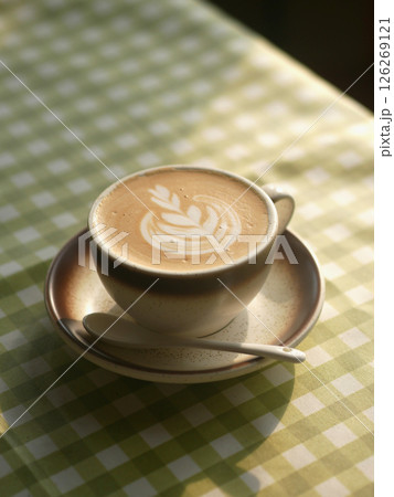 おしゃれなカフェで飲むカフェラテ おしゃれなカフェで飲むカフェラテ 126269121