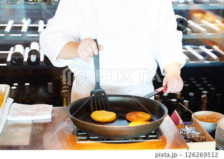 ホテルの朝食　オムレツ 126269512