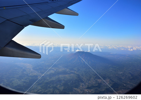 晩秋の岩木山　青森発ー羽田行の機内から撮影 126269602