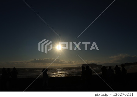 冬の強風の鎌倉・七里ヶ浜海岸付近から見る夕景 126270211