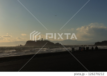 冬の強風の鎌倉・七里ヶ浜海岸付近から見る夕景 126270212