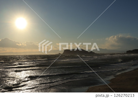 冬の強風の鎌倉・七里ヶ浜海岸付近から見る夕景 126270213