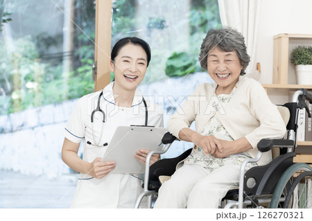 女性看護師　訪問看護　在宅医療 126270321